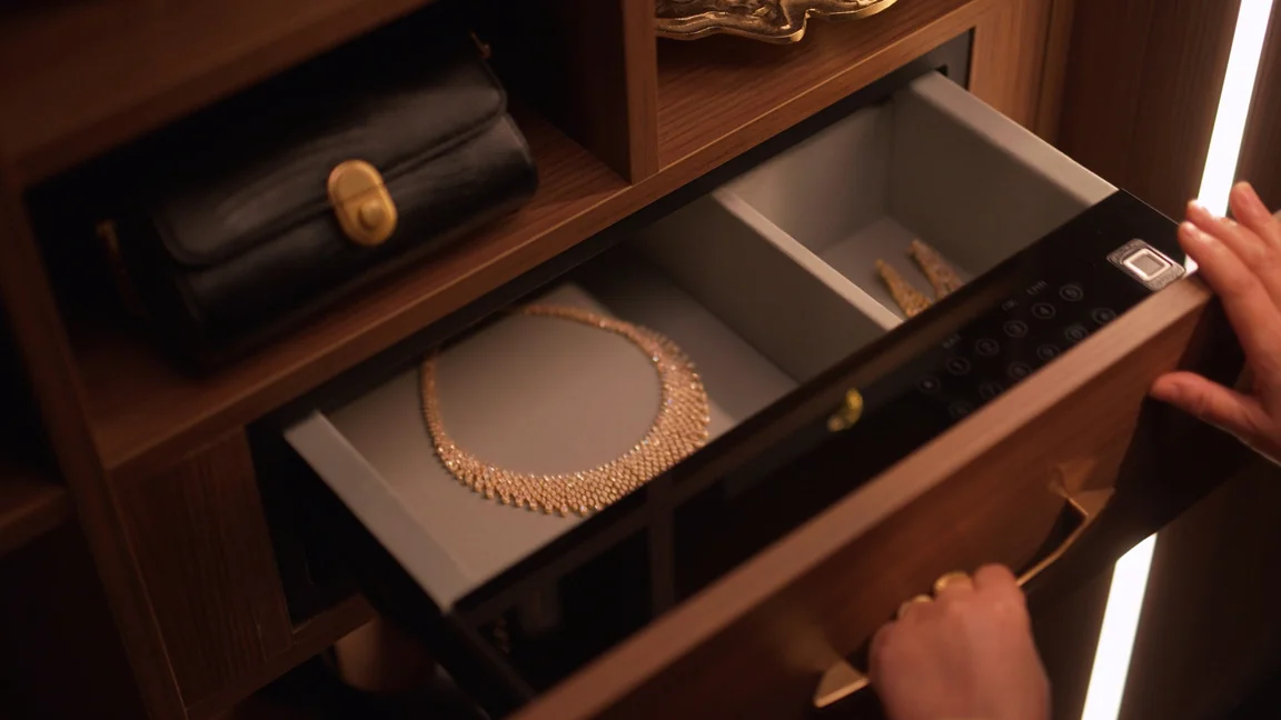 CREATIVE CLOSETS — frame 2